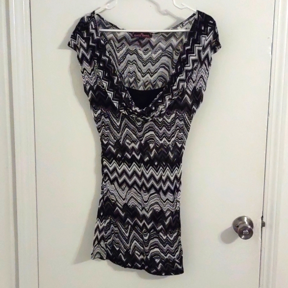 Short sleeve tunic. Almost Famous, like new, size M. - Picture 1 of 3